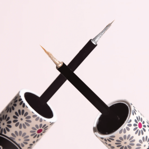 L’eyeliner pinceau pailleté BIO