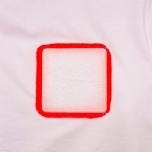 Le basique blanc avec scratch patch Rose